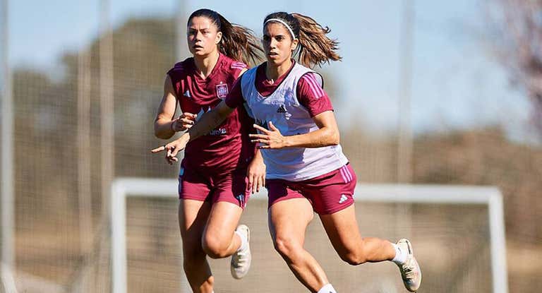 María Méndez y Alba Redondo, dos de las reservas, durante un entrenamiento.