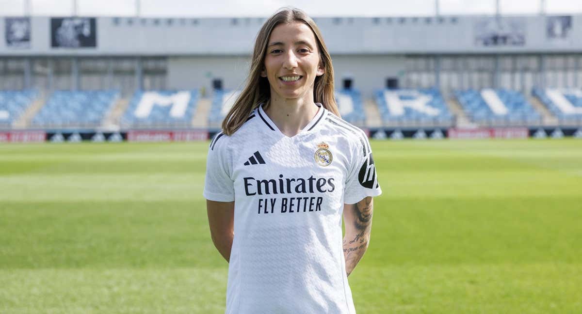 Sheila García posando con su nuevo equipo. /REAL MADRID