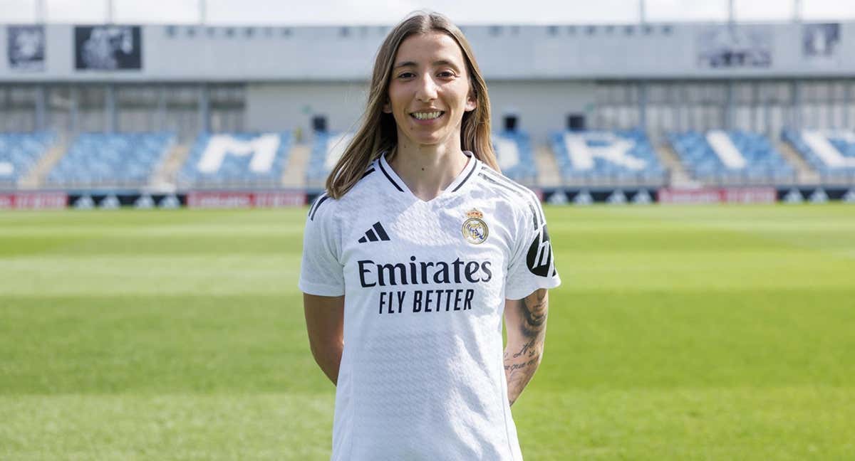 Sheila García posando con su nuevo equipo.