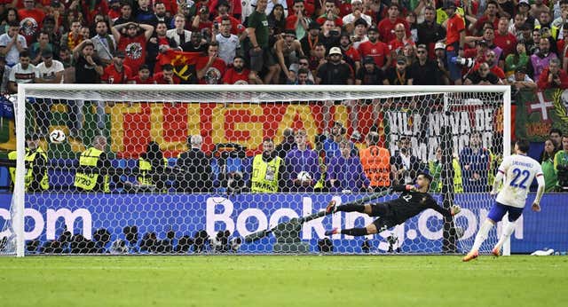 ¿Cómo tira los penaltis Francia? Lo que debe tener escrito en su botella Unai Simón