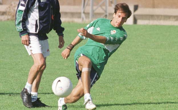 Alfonso Pérez, con las botas blancas.  Joma