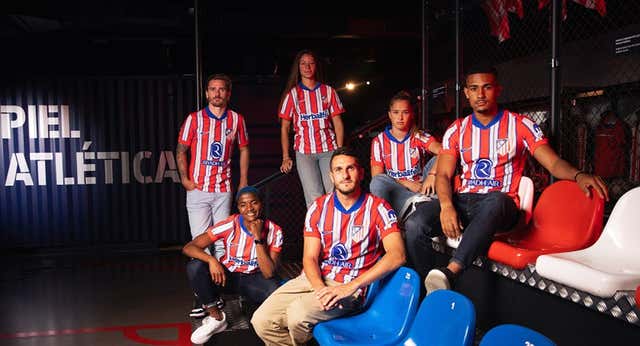 La afición del Atlético de Madrid tiene por fin la camiseta que llevaba esperando ocho años aunque el 99% sea discutible