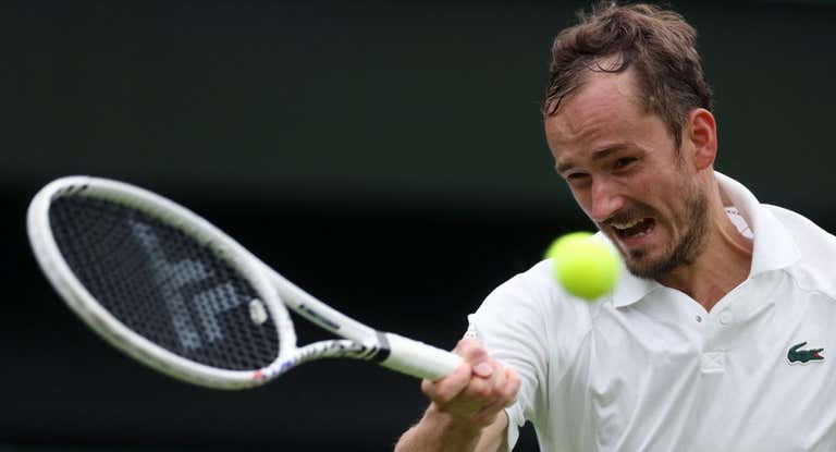 Daniil Medvedev le pega a la bola en su partido contra Sinner.