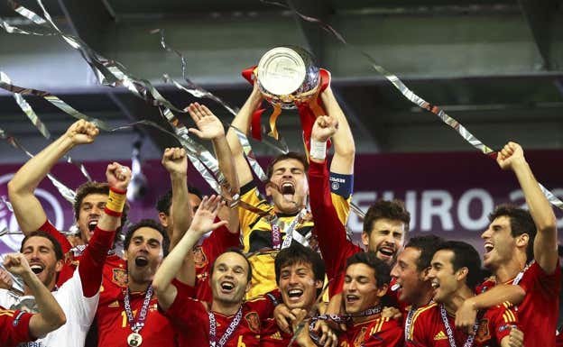 Casillas levanta la Eurocopa de 2012.  EFE