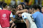 Los momentos más tensos de Fede Valverde en batalla campal del Uruguay-Colombia acabaron con un abrazo al padre de Pellistri