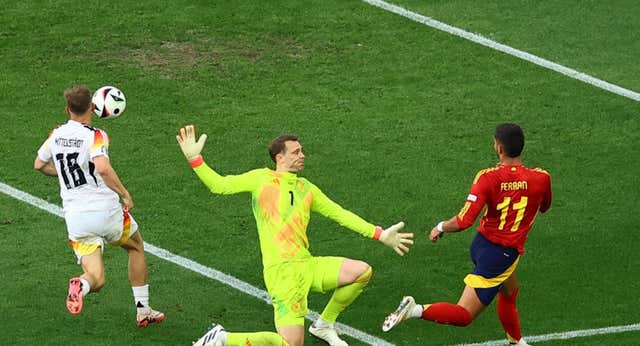 El viral «vete a la mierda» de Manolo Lama a Ferran Torres llega al vestuario de la Selección: «Le hemos picado un poco»