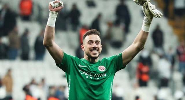 El Rayo Vallecano busca portero ‘gratis’ y Helton Leite entra en la lista