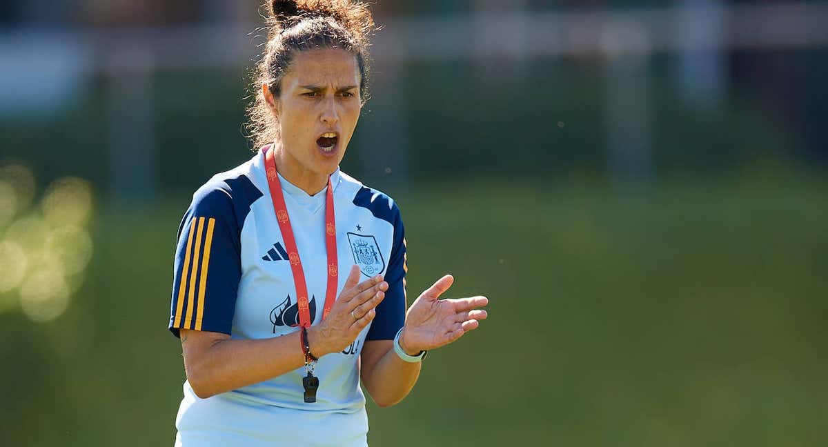 Montse Tomé, seleccionadora española, durante uno de los entrenamientos de la Selección antes del partido ante República Checa.