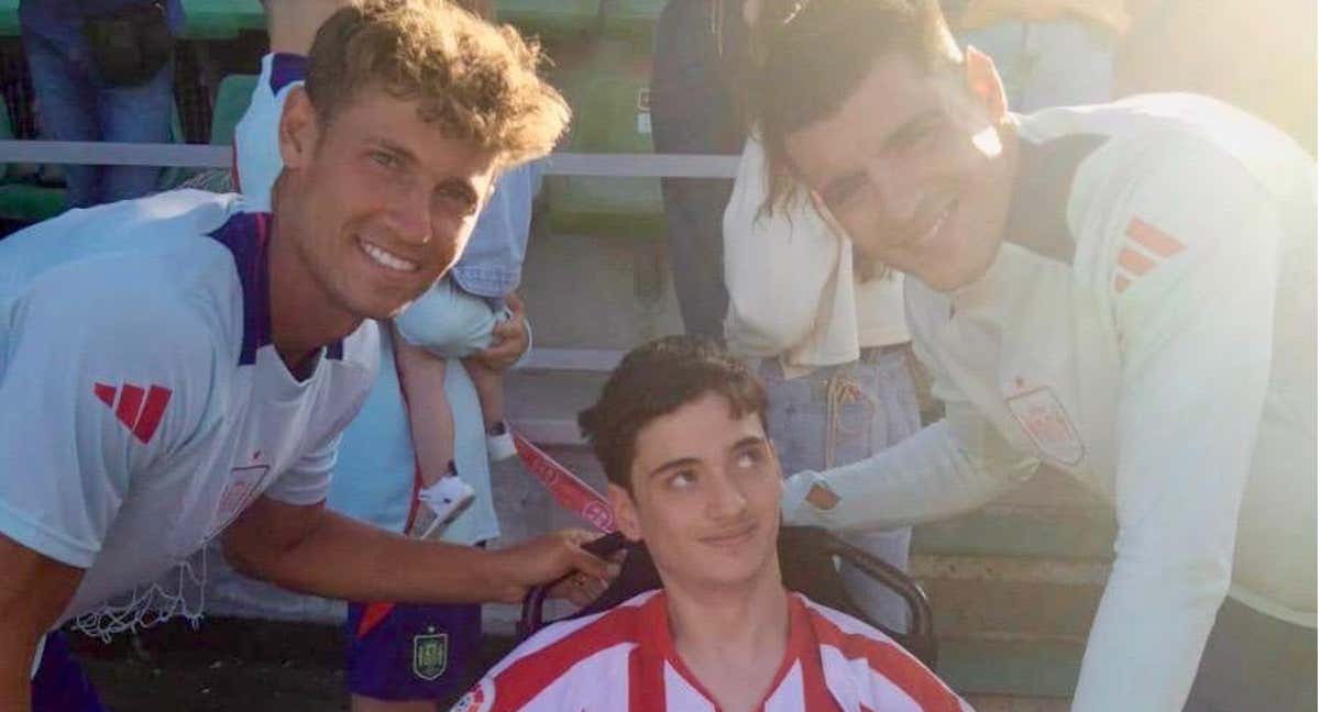 Morata y Marcos Llorente con Víctor.
