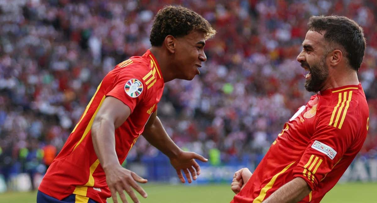 Lamine Yamal y Carvajal celebran un gol en el debut de España en la Eurocopa 2024 de Alemania.