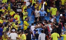 Darwin, Araujo y Giménez saltan a la grada y se pelean con hinchas colombianos: «Nuestras familias estaban en peligro»