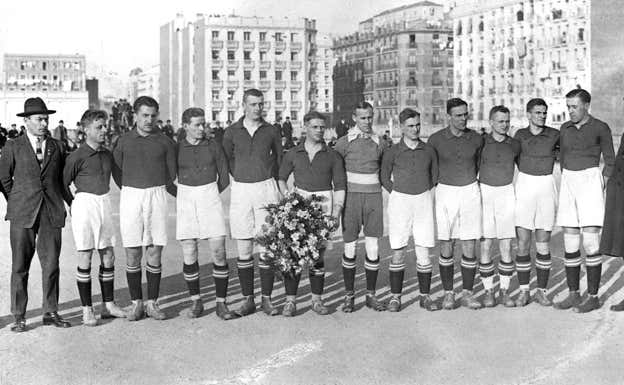 Formación del FC Pforzheim en su visita a España para enfrentarse al Real Madrid em 1922.  ARCHIVO ABC