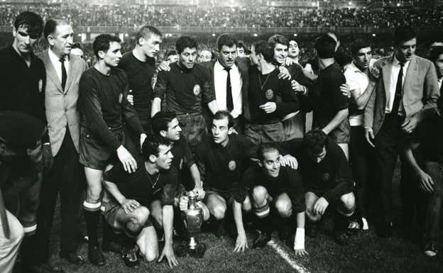 España posa tras ganar la Eurocopa de 1964.