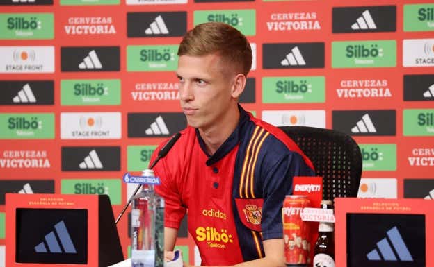 Dani Olmo con la camiseta en la rueda de prensa previa a la final.  REUTERS