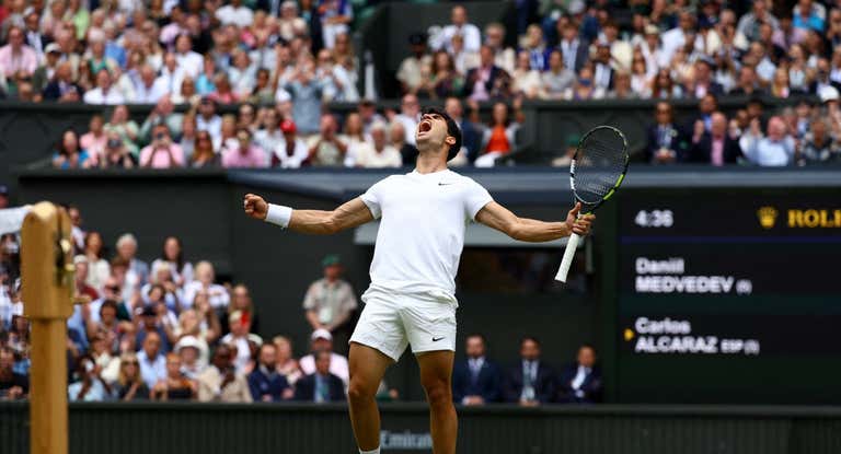 Alcaraz celebra su victoria contra Medvedev.