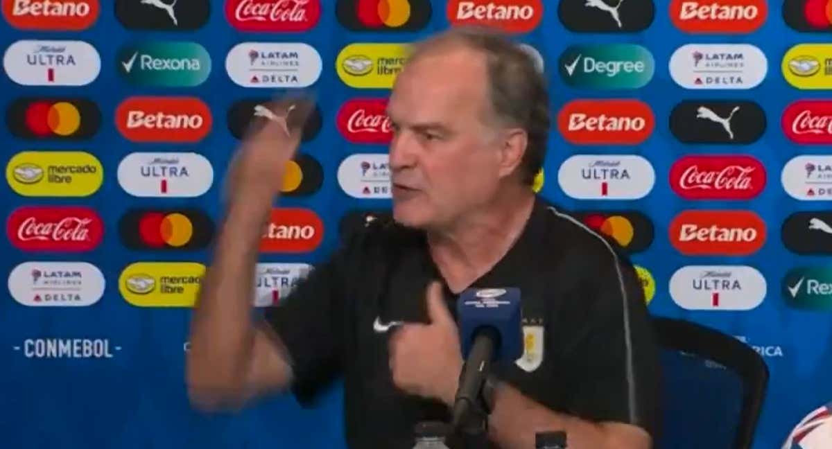 Bielsa, enfurecido en conferencia de prensa. /