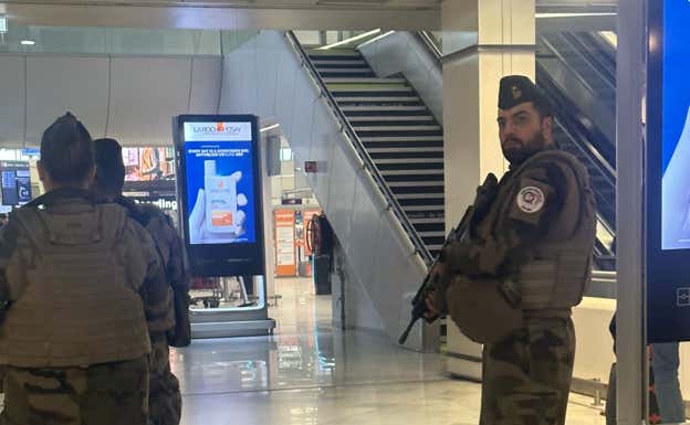La policía francesa y militares vigilan cada rincón de la ciudad, como el aeropuerto.