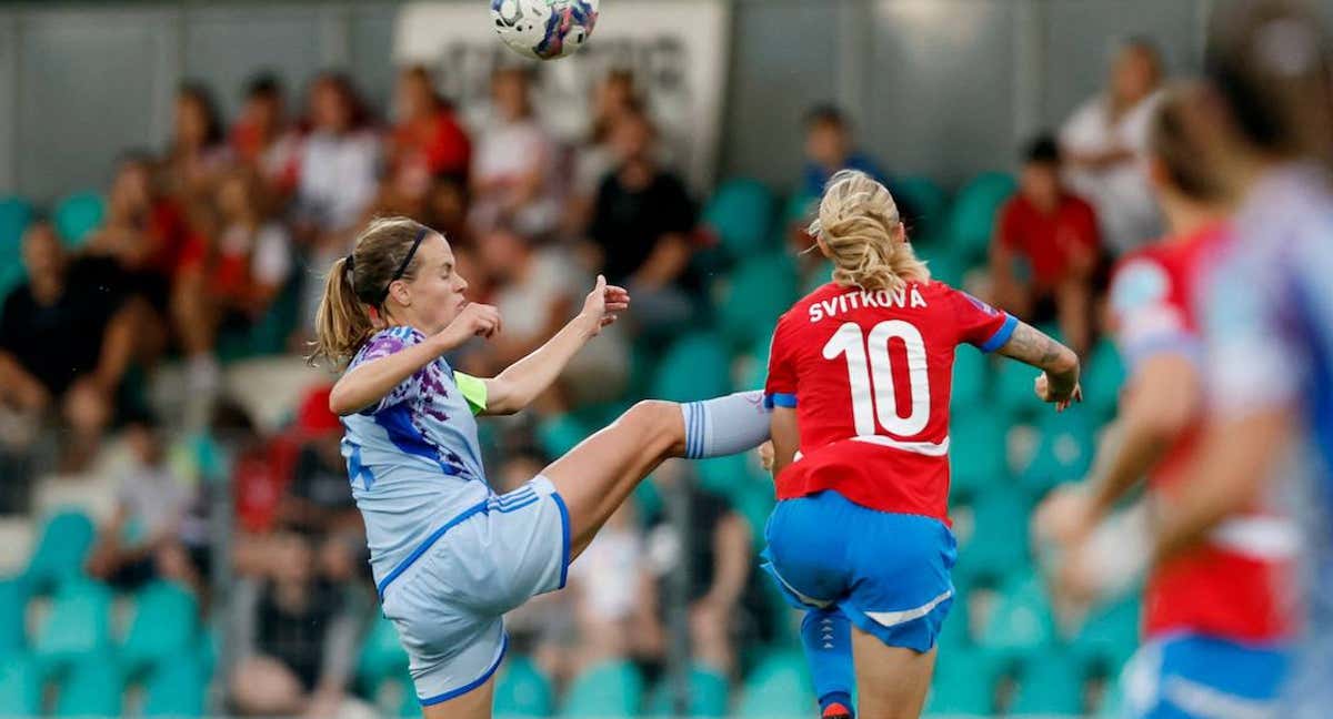 Irene Paredes realiza una dura entrada a Svitkova y es expulsada en el partido ante República Checa. /REUTERS