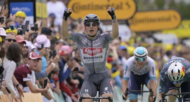 Jasper Philipsen consigue su segunda etapa en otro día de locos en el Tour