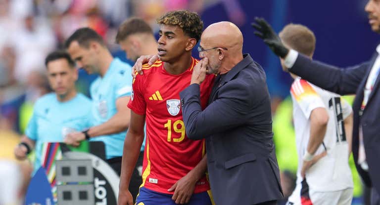 Lamine Yamal y Luis de la Fuente, juntos, durante un partido en esta Eurocopa.