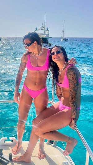 Misa Rodríguez y Jenni Hermoso, durante sus vacaciones, en la imagen que recibió insultos de manera injustificada y lamentable.  INSTAGRAM