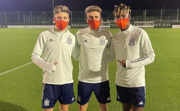 Nico Serrano (izquierda) y Williams (derecha) posan con Robert Navarro en una convocatoria de la Selección.