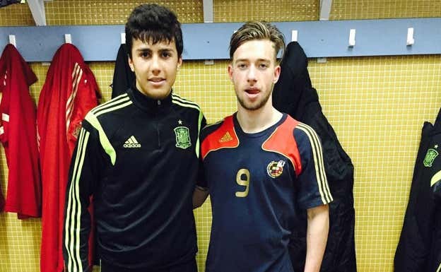 Rodri, en una convocatoria de las inferiores junto a Róber Mañas, hoy en el Móstoles.  CEDIDA