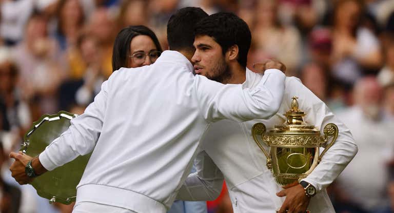 Djokovic y Alcaraz se saludan tras recibir los trofeos en la final de Wimbledon de 2023.