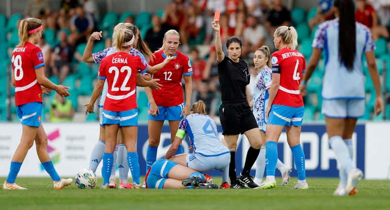 Irene Paredes en la acción de la tarjeta roja.