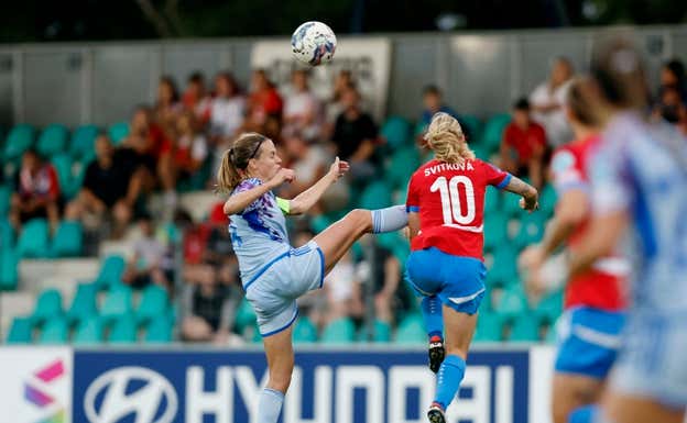 Irene Paredes en la acción con Svitkovä.  REUTERS