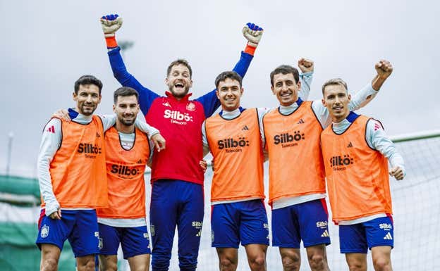 Remiro, en el centro, junto a Navas, Baena, Zubimendi, Oyarzabal y Grimaldo.  RFEF