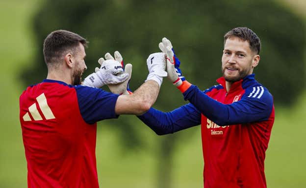 Remiro, junto a Unai Simón, en un entrenamiento de España en Aasen.  RFEF
