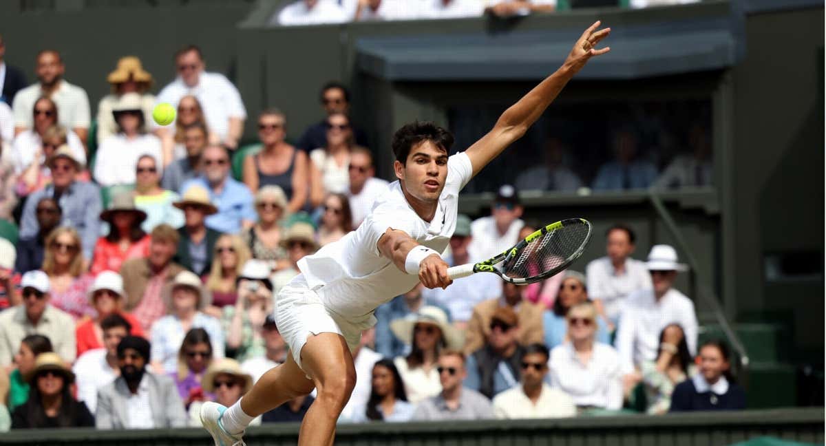 Carlos Alcaraz pega un revés en la final de Wimbledon./EFE