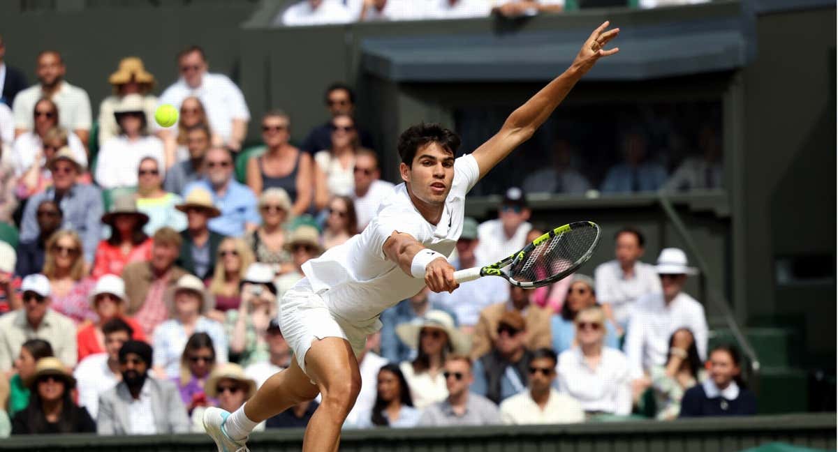 Carlos Alcaraz pega un revés en la final de Wimbledon.