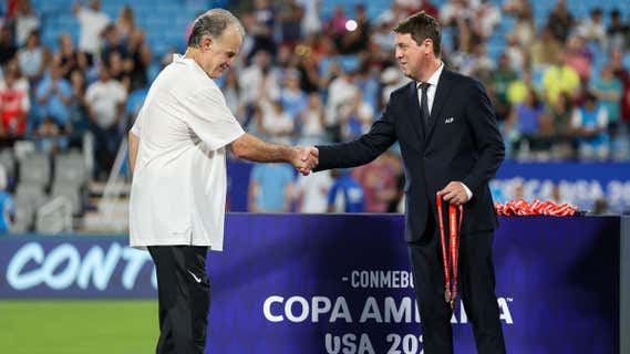Marcelo Bielsa recibe la medalla de tercer clasificado en la Copa América. /EP