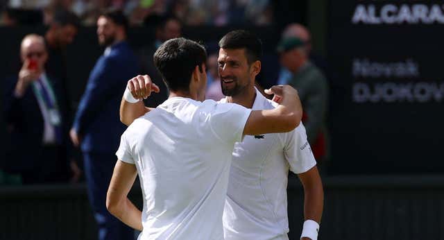 El abrazo de “leyendas” entre Alcaraz y Djokovic que emocionó a Corretja: “Es de agradecer”