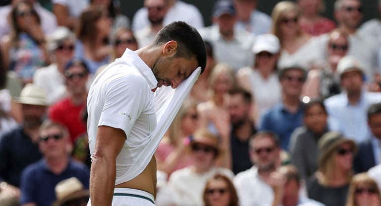 Djokovic se lamenta durante la final de Wimbledon ante Alcaraz.