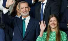 La futbolera infanta Sofía, 'estrella' en el palco de la final junto al rey, Pedro Sánchez ¡y Manolo el del Bombo en la grada!