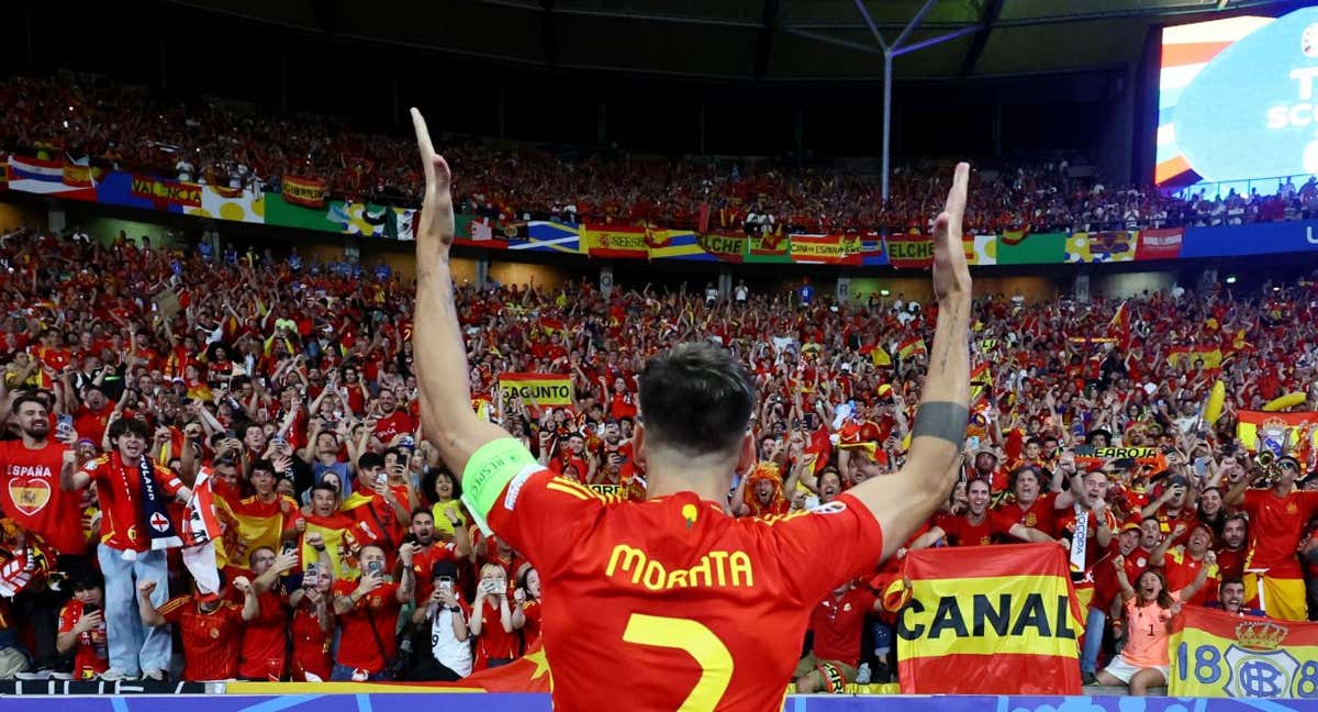 Morata celebra con los aficionados de España el título de la cuarta Eurocopa.
