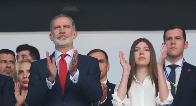 La futbolera infanta Sofía, ‘estrella’ en el palco de la final junto al rey, Pedro Sánchez ¡y Manolo el del Bombo en la grada!