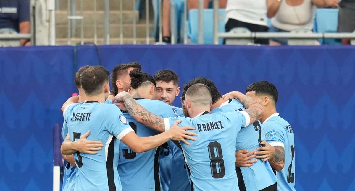 Los jugadores de Uruguay celebran el gol de Bentancur.