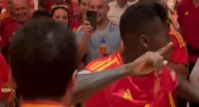 La fiesta de la Selección en el hotel desde dentro: Morata hizo de Reina, Baena de DJ, Cucu puso el humor y Nico y Rodri se desataron con sus bailes
