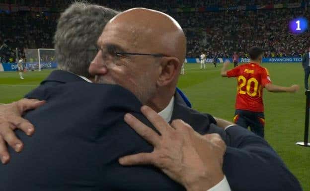 De la Fuente dio un abrazo a Roi Groba, de TVE. La 1