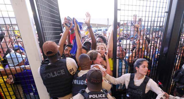 Las imágenes de la vergüenza en Estados Unidos y el pedido de ayuda de la madre de Alexis MacAllister