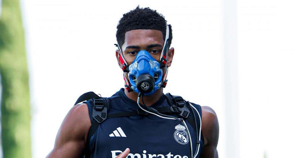 Jude Bellingham porta una máscara de hipoxia durante un entrenamiento.