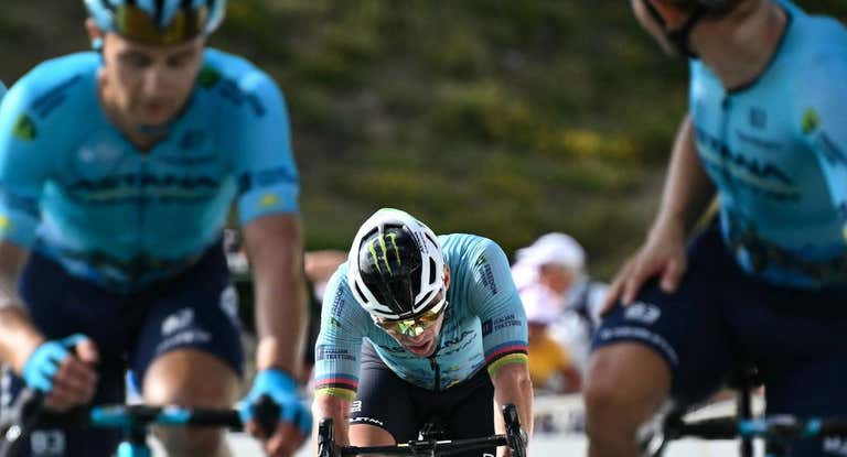 Mark Cavendish, agotado, al entrar en meta en la etapa reina del Tour.