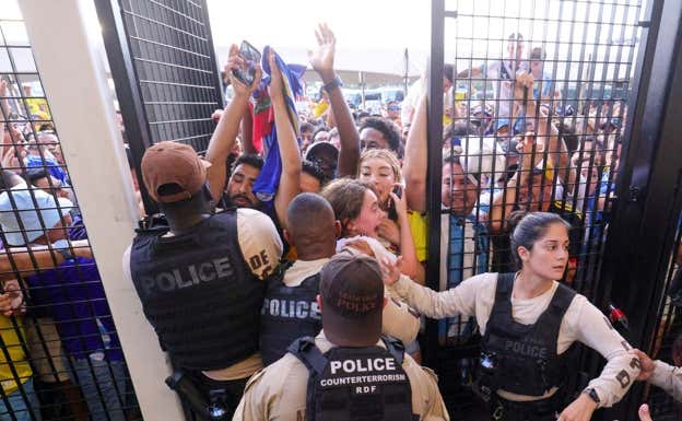 La Policía de Florida intenta contener a la afición. Efe