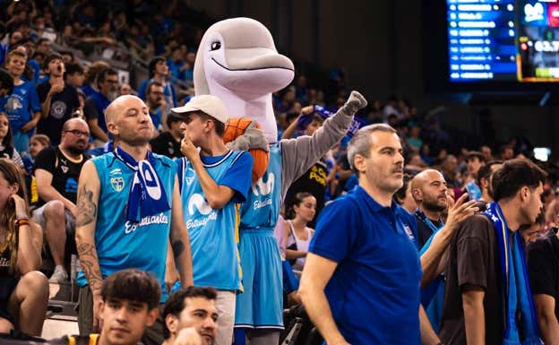 Miguel del Pozo vestido del Delfín Ramiro en un partido del Estudiantes.  MOVISTAR ESTUDIANTES