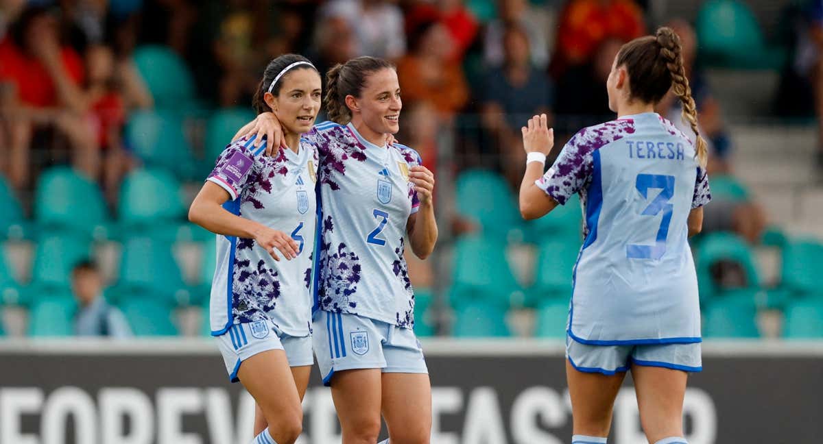 Aitana Bonmatí, Ona Batlle y Teresa Abelleira celebrando el gol de Aitana. /REUTERS