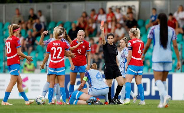 Irene Paredes recibe tarjeta roja ante República Checa.  REUTERS